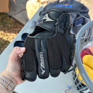 Mizuno 9 inch baseball glove (youth)